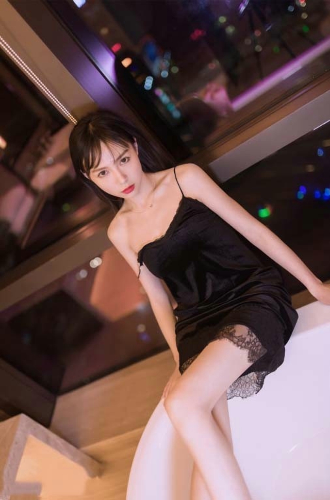 白嫩少女性感湿身美乳娇俏写真