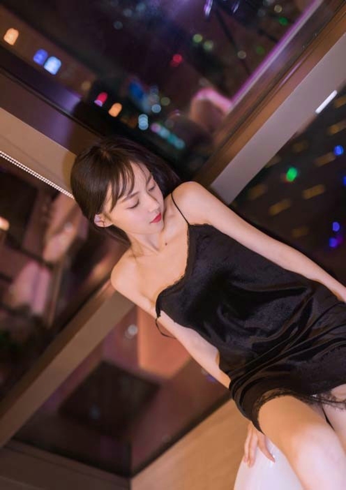 白嫩少女性感湿身美乳娇俏写真