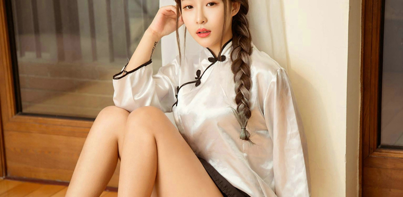 性感火辣童颜巨乳嫩模含含居家水手服蕾丝妖娆销魂诱惑写真