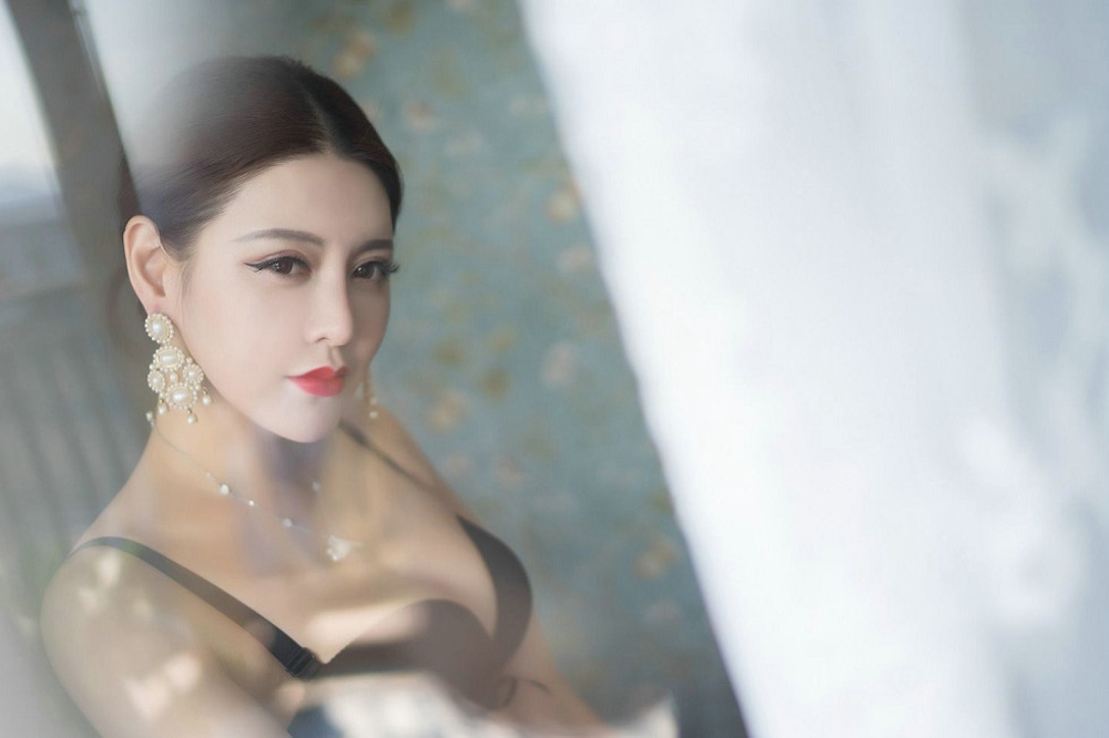 美女美希子诱惑内衣黑色大胸美腿妖娆身姿火辣写真