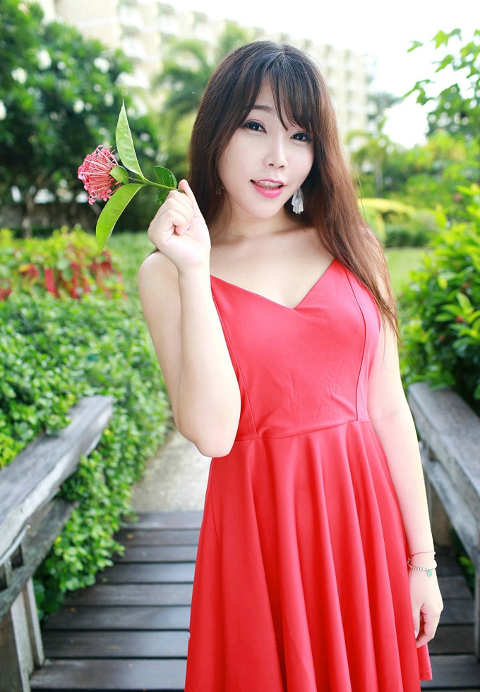 靓丽女神芝芝Booty红裙白皙肌肤诱惑迷人美腿气质妩媚妖娆写真