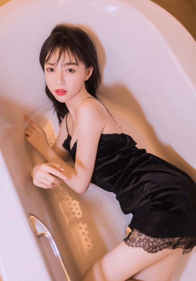 白嫩少女性感湿身美乳娇俏写真