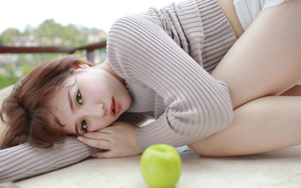 白嫩大奶诱惑翘臀迷人妩媚私房写真