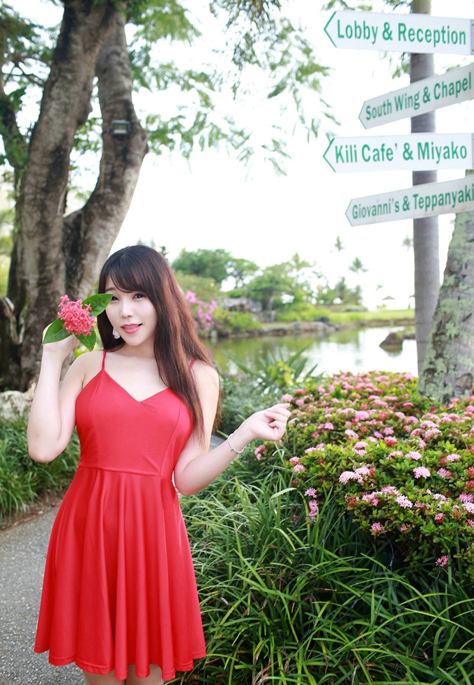靓丽女神芝芝Booty红裙白皙肌肤诱惑迷人美腿气质妩媚妖娆写真