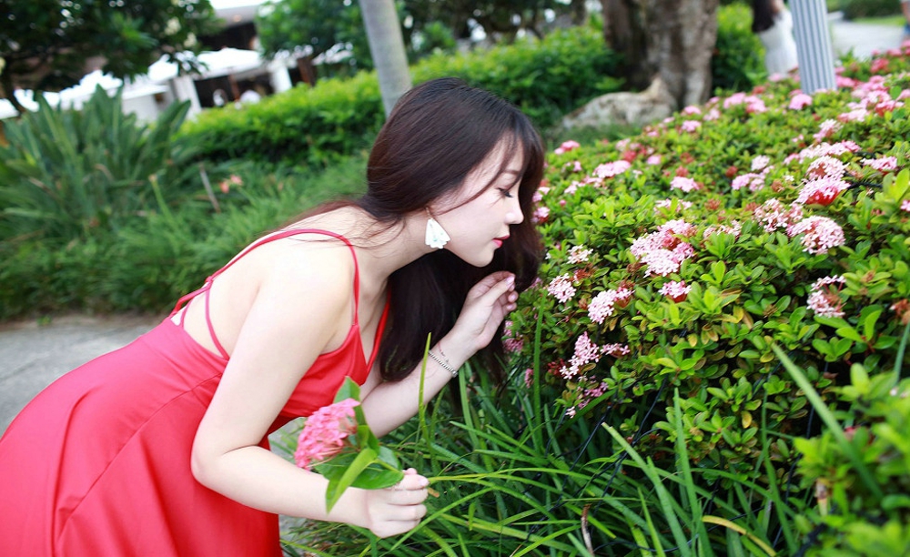 靓丽女神芝芝Booty红裙白皙肌肤诱惑迷人美腿气质妩媚妖娆写真