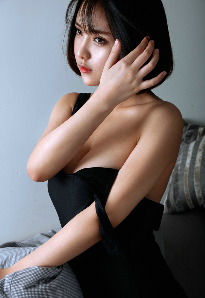 小魔女奈奈居家沙发美乳翘臀迷人气质性感诱惑私房写真
