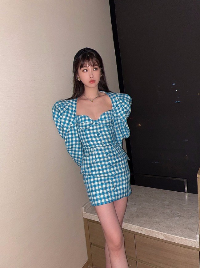 虞书欣分享新穿搭 蓝色格子裙勾勒曼妙身材