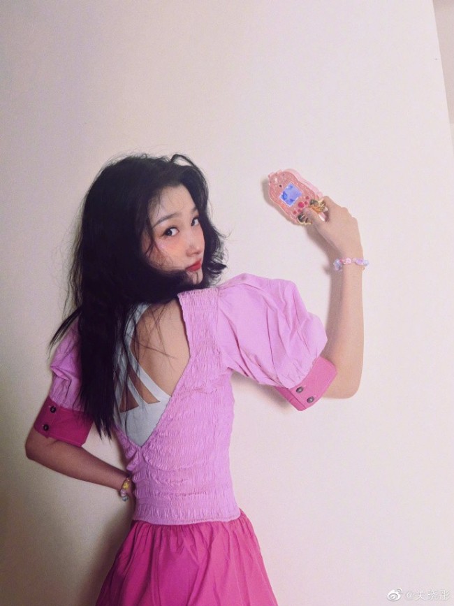 关晓彤晒甜心妆随拍 穿粉嫩露背裙秒变辣妹