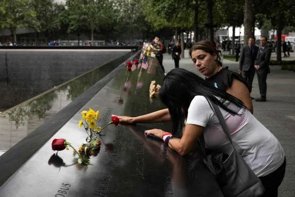 ▲11日,美国民众在纽约“9·11”纪念广场悼念遇难亲人。(法新社)