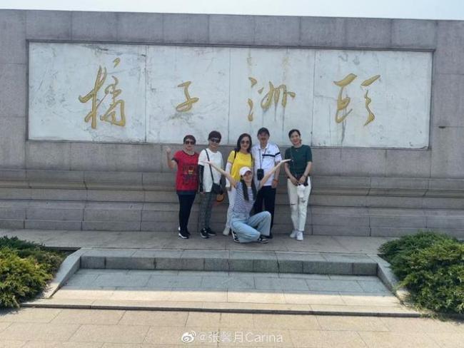 林峯老婆张馨月晒国庆出游照 与公婆合影笑容满满