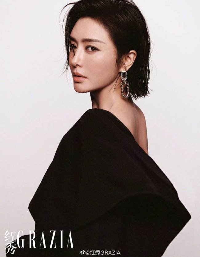 43岁姐姐真香！秦岚大秀美腿 性感撩人