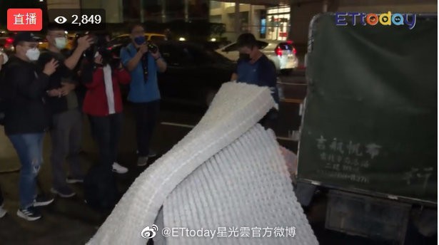 汪小菲床垫公开处理现场图曝光 已销毁装车运走