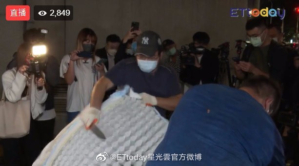 汪小菲床垫公开处理现场图曝光 已销毁装车运走