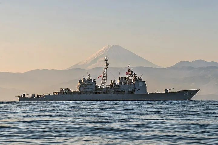 ▲资料图片:美海军“安蒂塔姆”号导弹巡洋舰正在日本海岸富士山附近航行(美联社)
