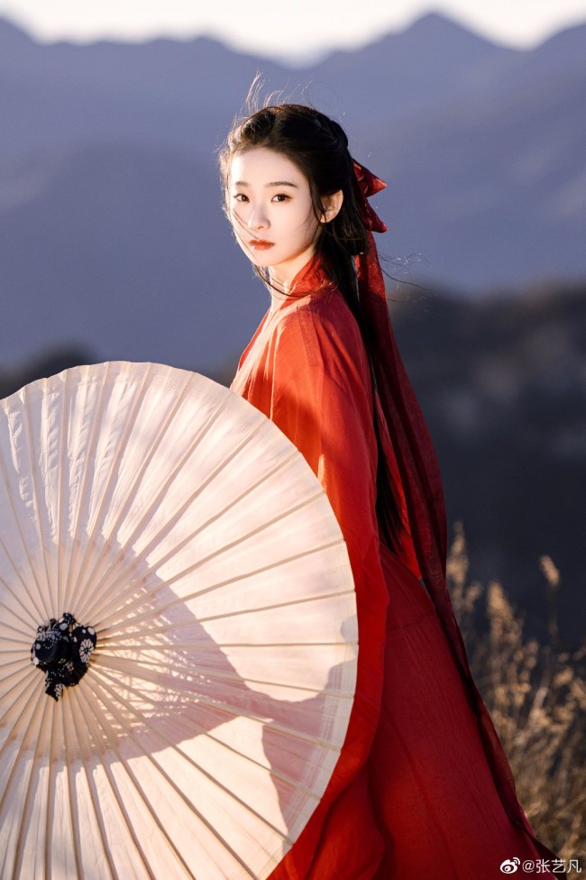 张艺凡古风造型像画中人 着红衣执伞走山川