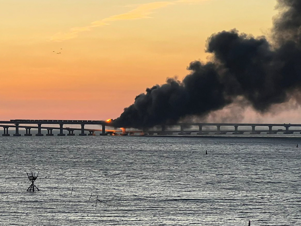 当地时间10月8日,一辆卡车在克里米亚大桥爆炸,导致铁路罐车起火 图自澎湃影像