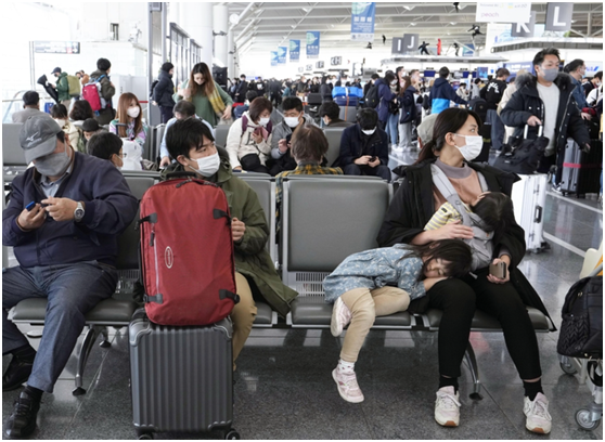 中部机场因此事一度关闭了跑道,机场内滞留大量旅客。 图自日媒