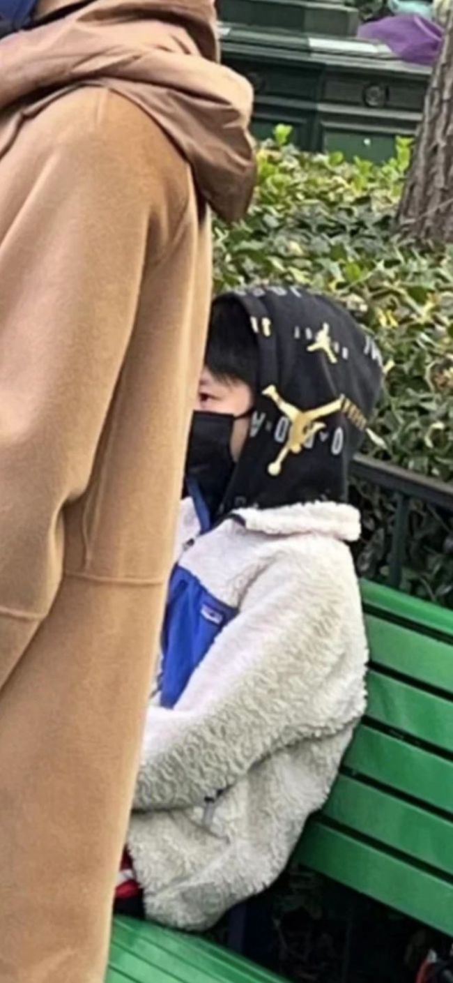 孙俪携儿女游迪士尼 被曝豪掷33万办乐园会员卡