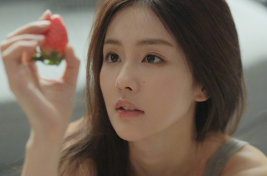 白鹿穿灰色背心拍美照 口含草莓纯欲感十足