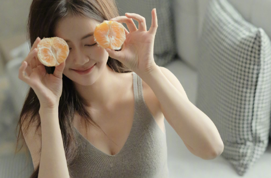 白鹿穿灰色背心拍美照 口含草莓纯欲感十足