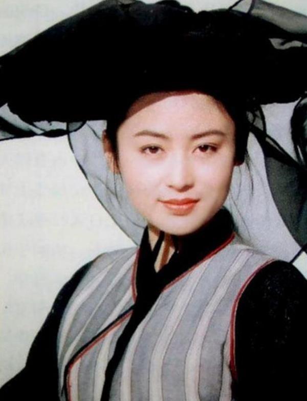 陈飞宇晒背头自拍 确实继承了妈妈的美貌