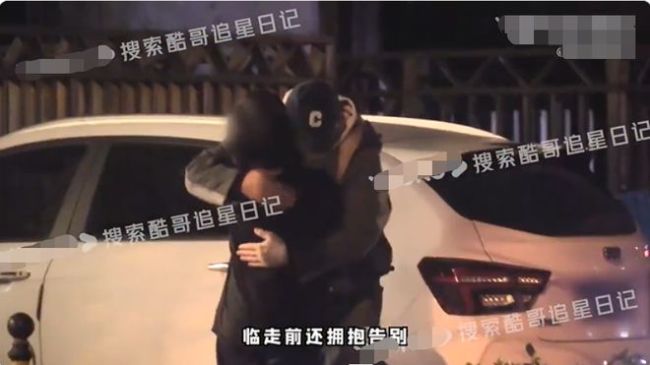 50岁杨坤疑似新恋情曝光 深夜携长腿美女同回家