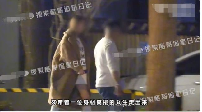 50岁杨坤疑似新恋情曝光 深夜携长腿美女同回家