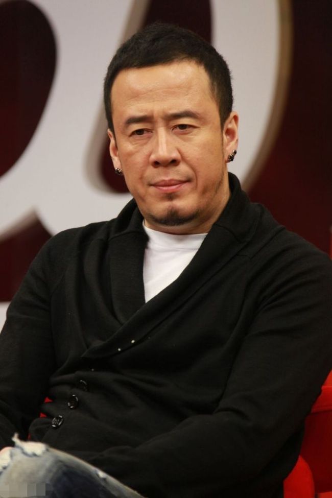 50岁杨坤疑似新恋情曝光 深夜携长腿美女同回家
