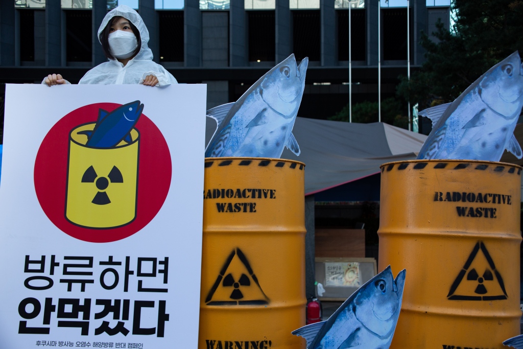 2021年4月,韩国民众在日本驻韩大使馆前举行示威,抗议日方排污入海决定。(资料图)