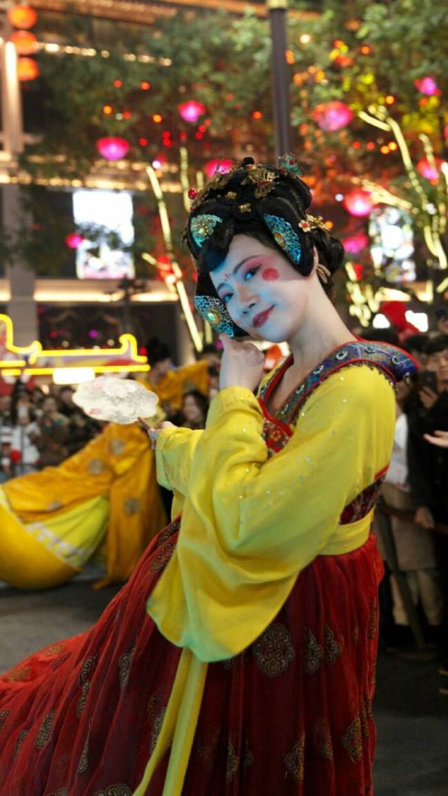 一脸慈祥!西安不倒翁小姐姐回应生娃后变憔悴
