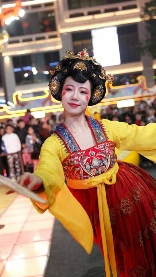 一脸慈祥!西安不倒翁小姐姐回应生娃后变憔悴