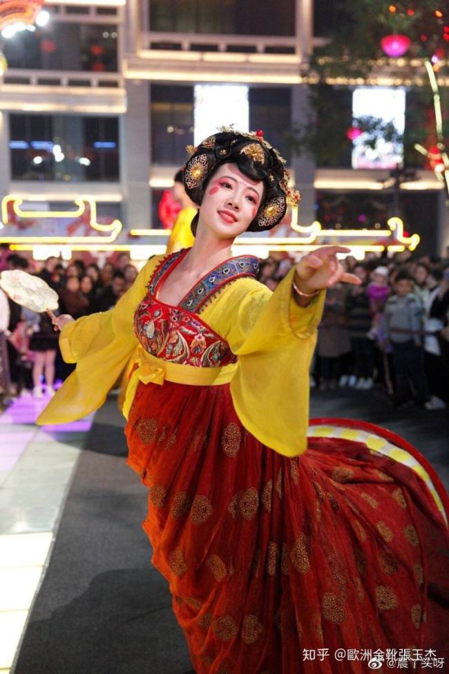 一脸慈祥!西安不倒翁小姐姐回应生娃后变憔悴