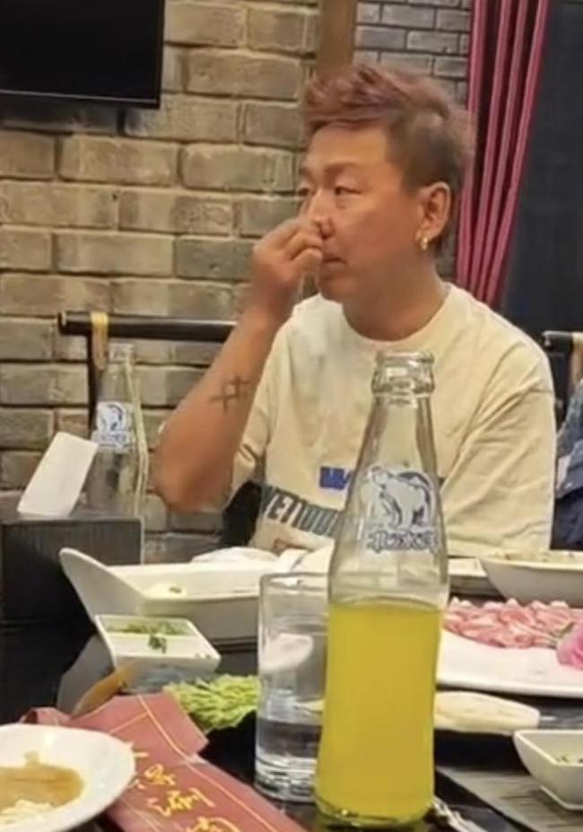 陈羽凡发福饭局戒烟酒只喝5元汽水 撞脸狂飙李宏伟