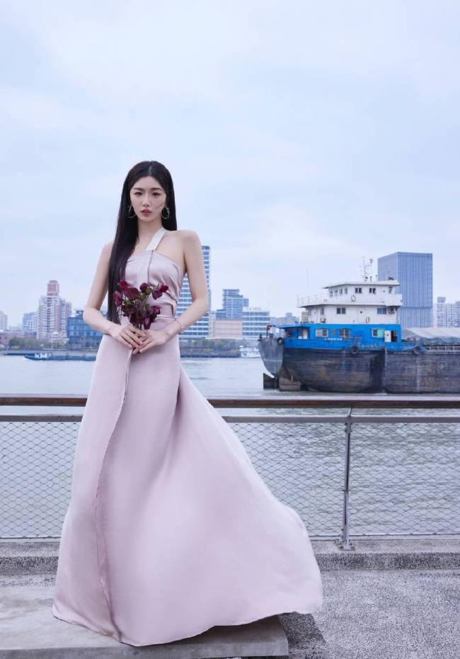 孔雪儿身穿浅紫露背长裙 身材曼妙性感撩人