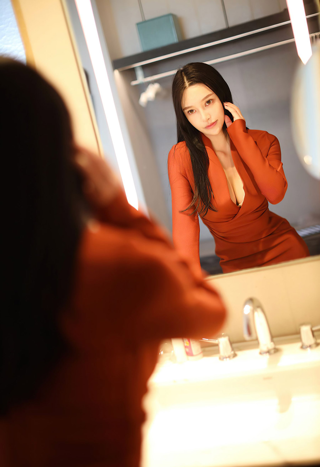 唐琪儿猩红大衣蕾丝吊袜内衣