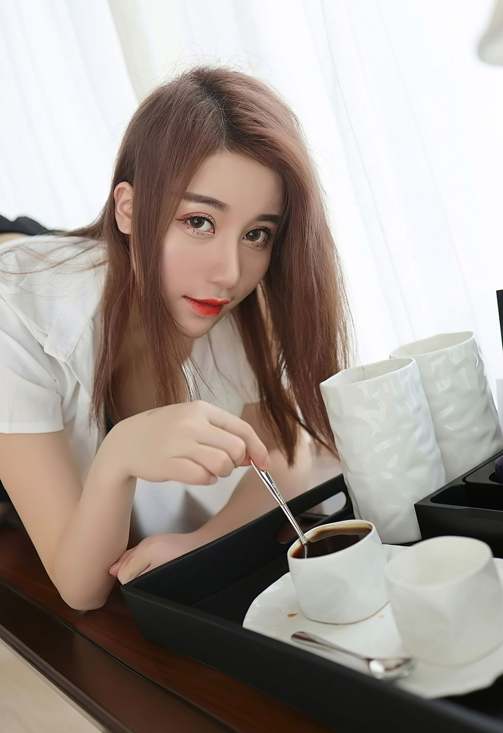 美七Mia经典的白衬衫黑短裙制服诱惑