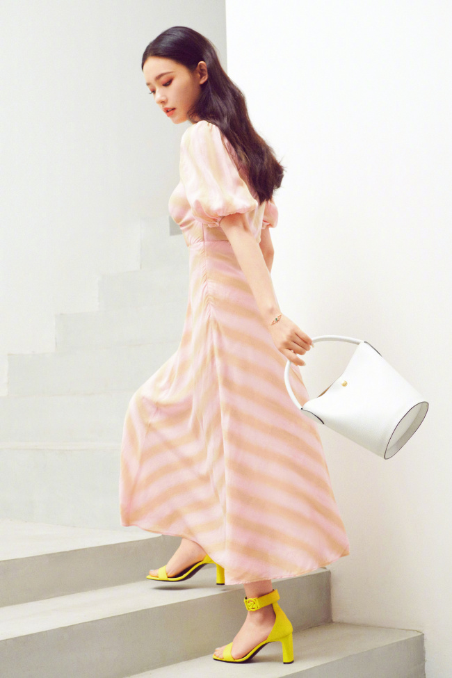 林允穿粉裙展现火辣身材 娇艳甜美似公主