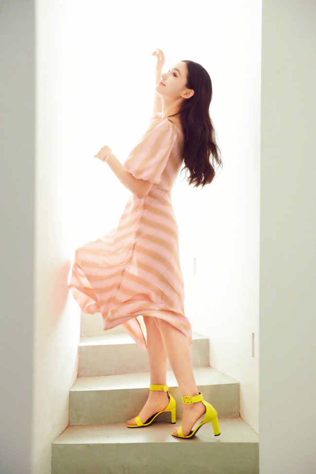 林允穿粉裙展现火辣身材 娇艳甜美似公主