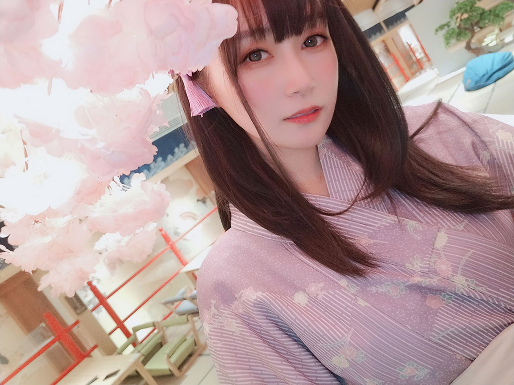 白银小姐姐连体高叉死库水浴池戏水