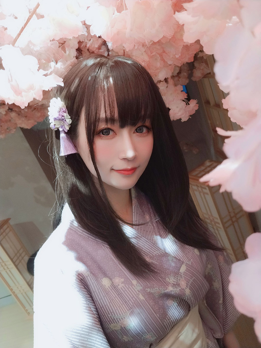 白银小姐姐连体高叉死库水浴池戏水