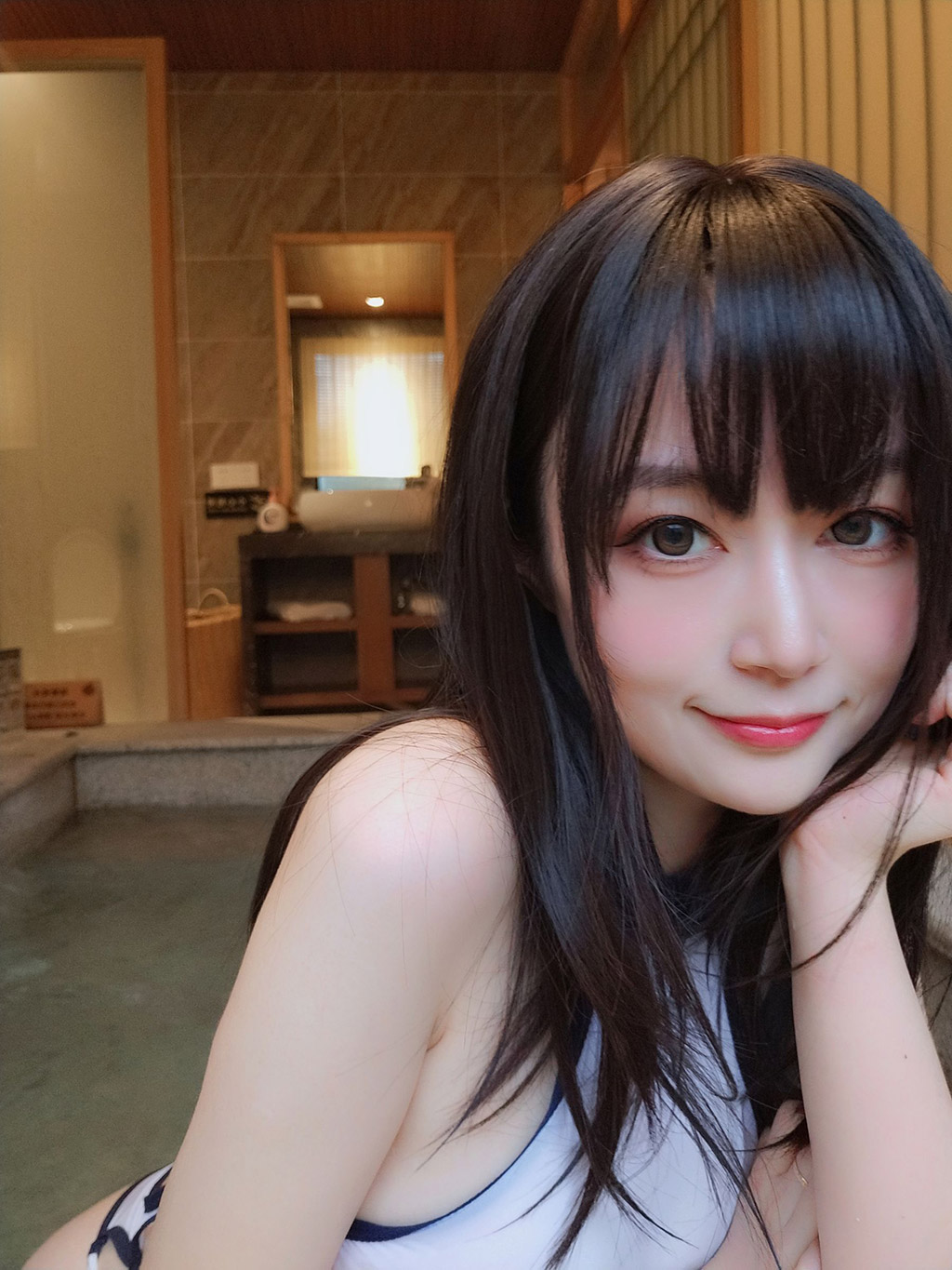 白银小姐姐连体高叉死库水浴池戏水