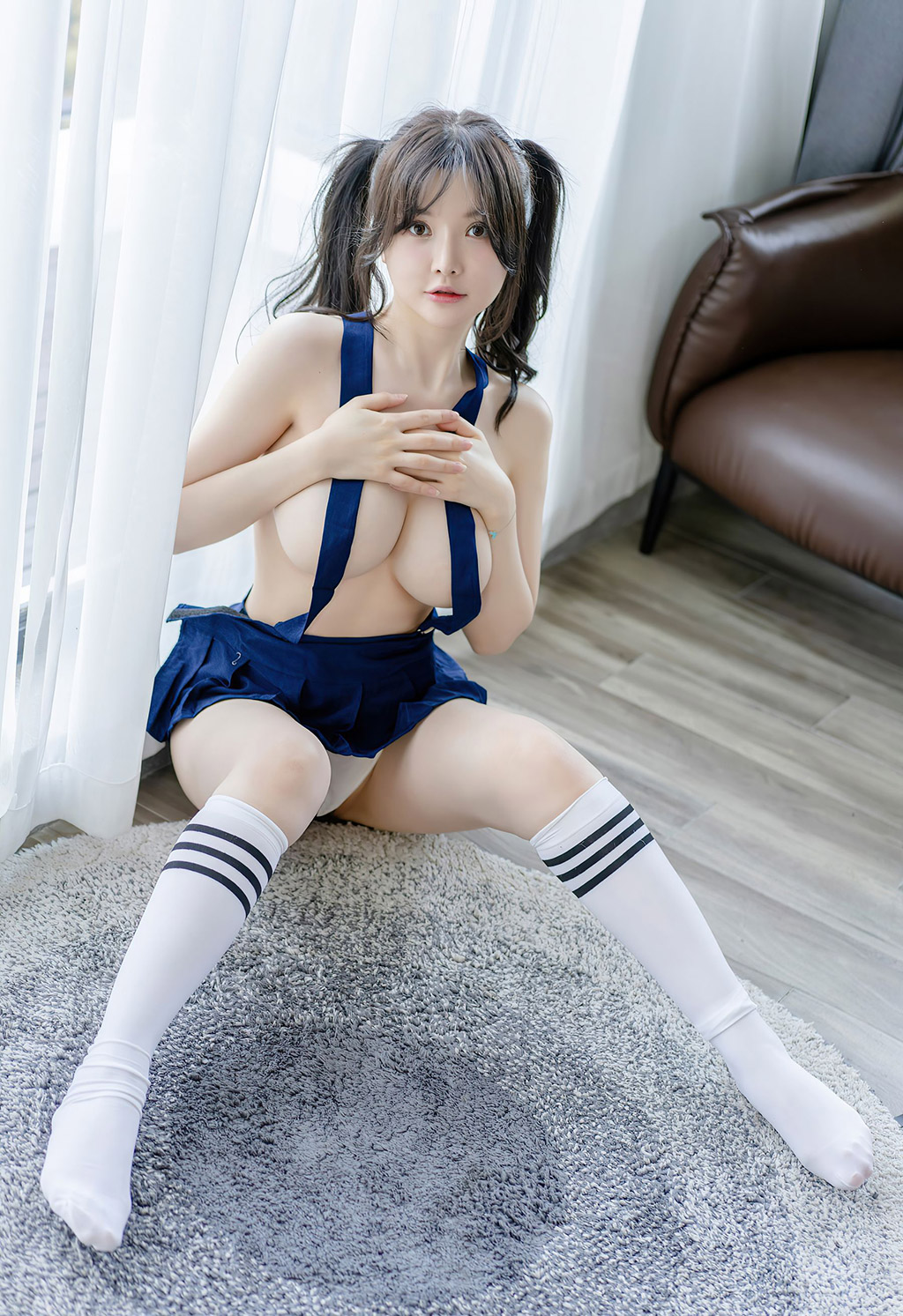 糯美子清纯双马尾校服童颜巨乳娇媚姿态
