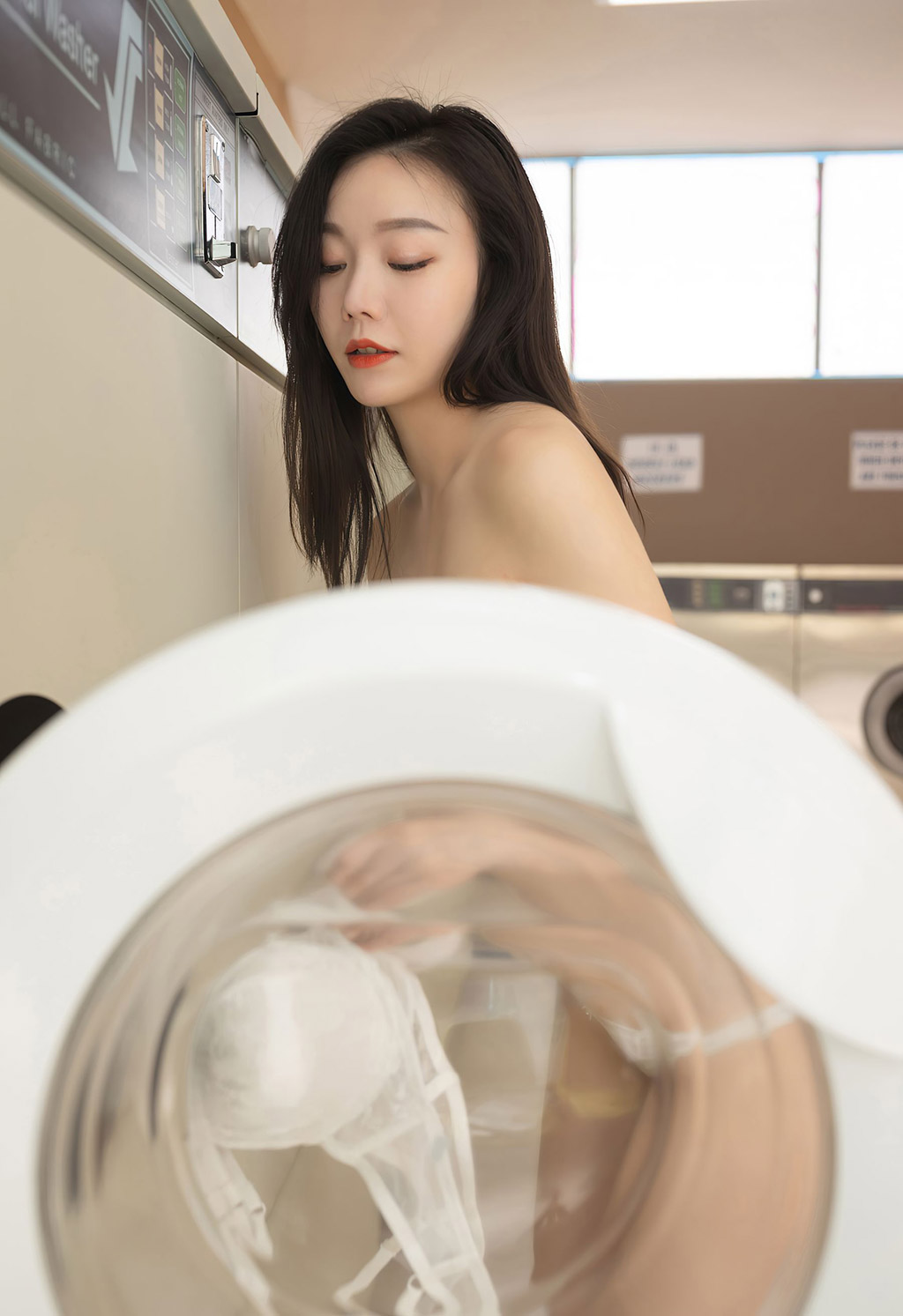 安然Maleah洗衣房拥有高挑婀娜身姿的美女老板