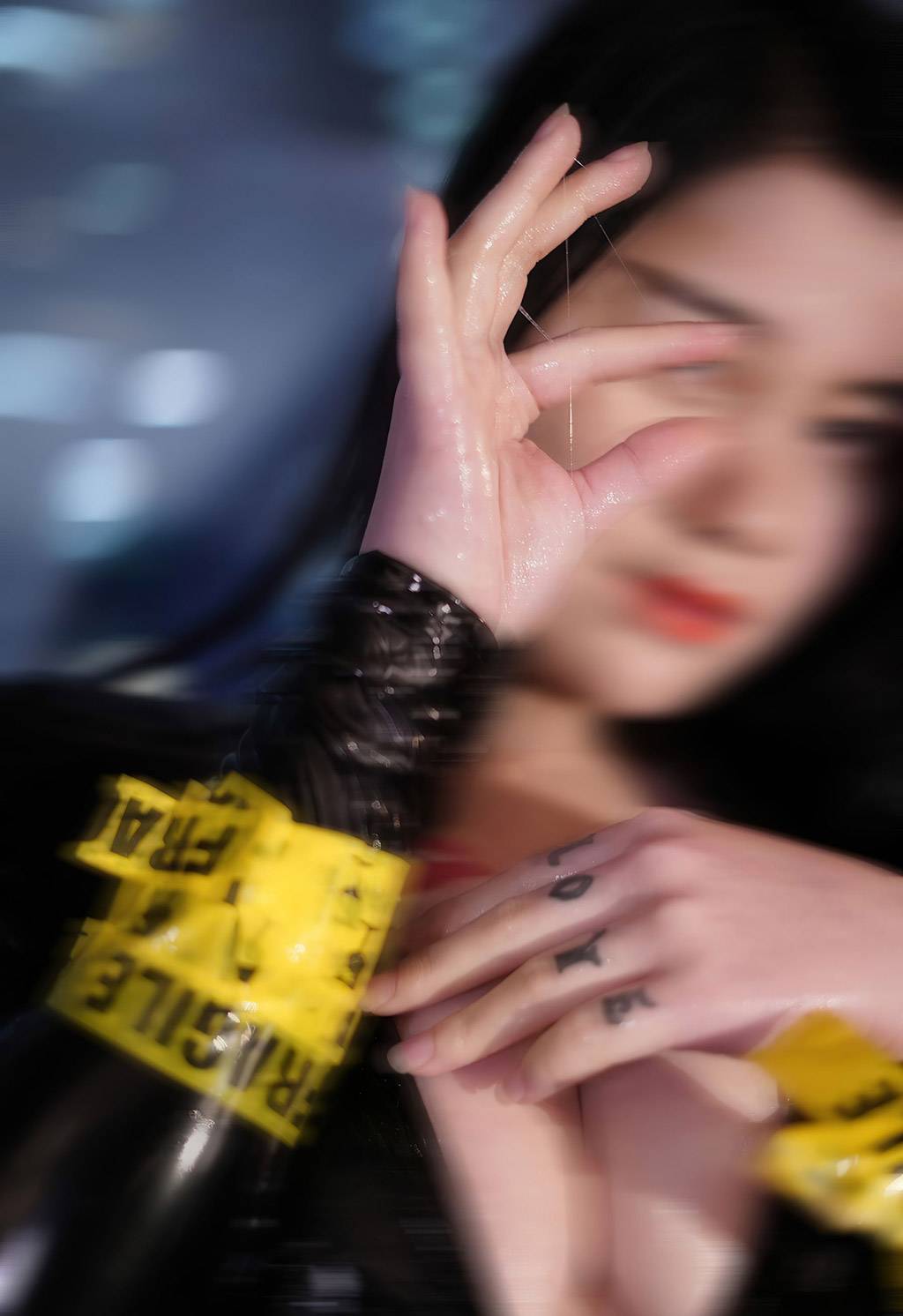 美七Mia独特魅力的连体皮衣与胶布捆绑