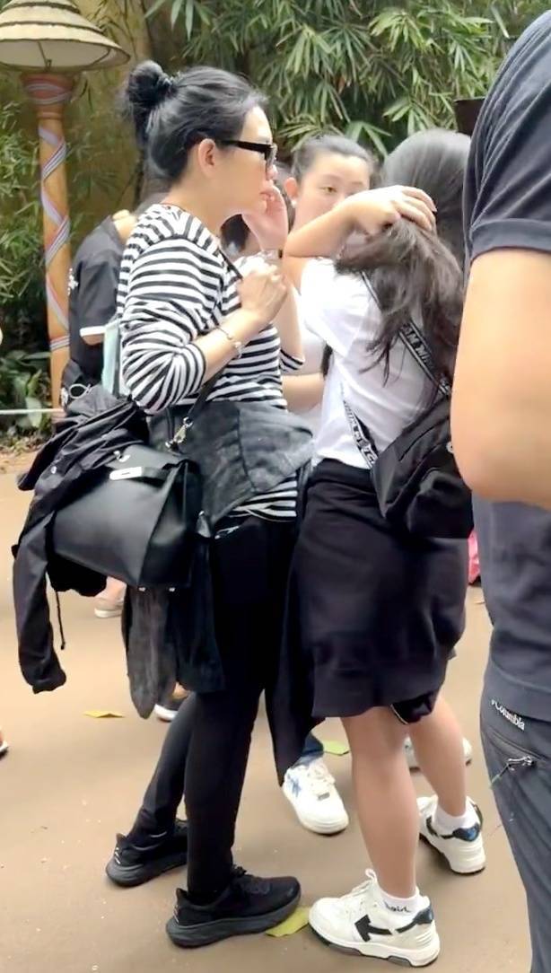 54岁邱淑贞带女儿出游被偶遇 素颜出镜身材略发福