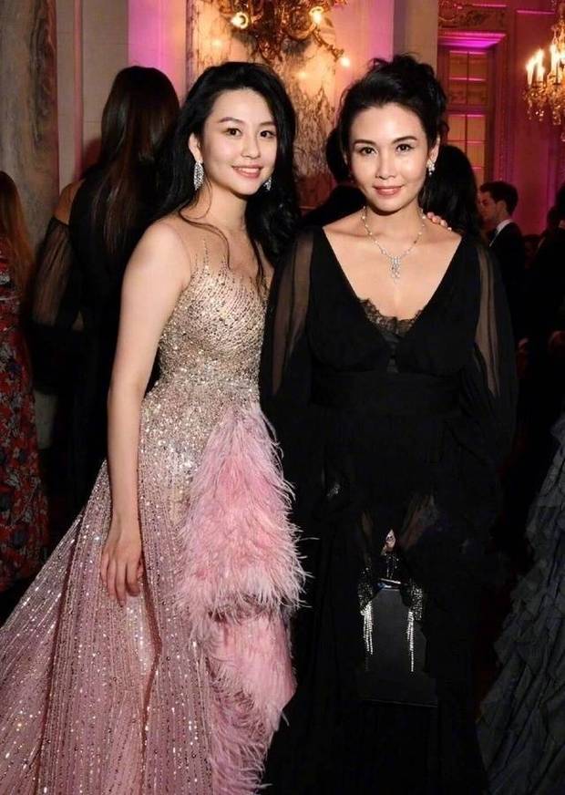 54岁邱淑贞带女儿出游被偶遇 素颜出镜身材略发福