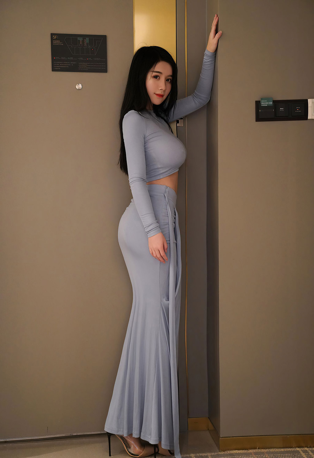 美七Mia一袭蓝色长裙巨乳细腰媚态娇艳动人