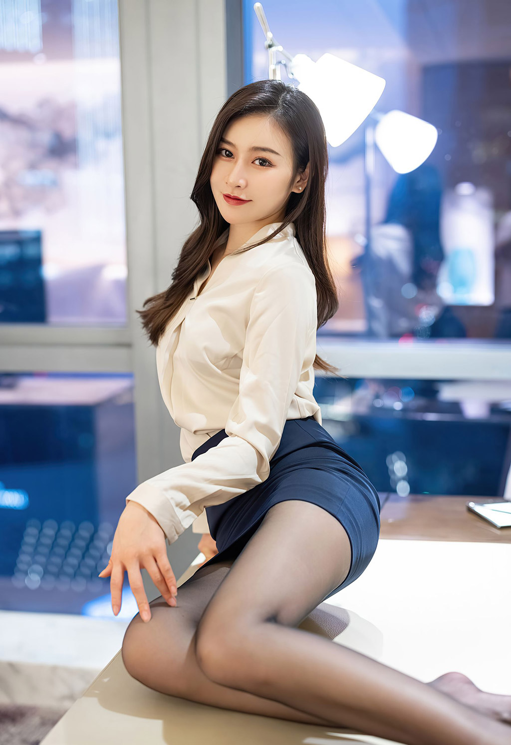 Vanessa深蓝色的典雅职场职业装