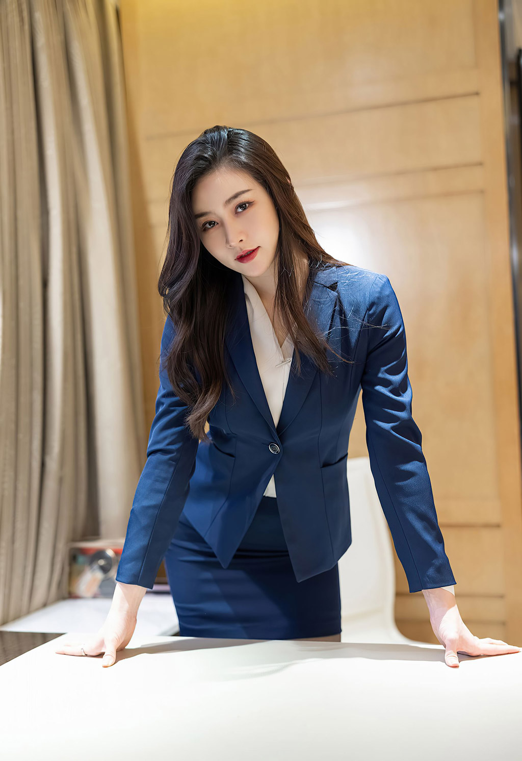Vanessa深蓝色的典雅职场职业装