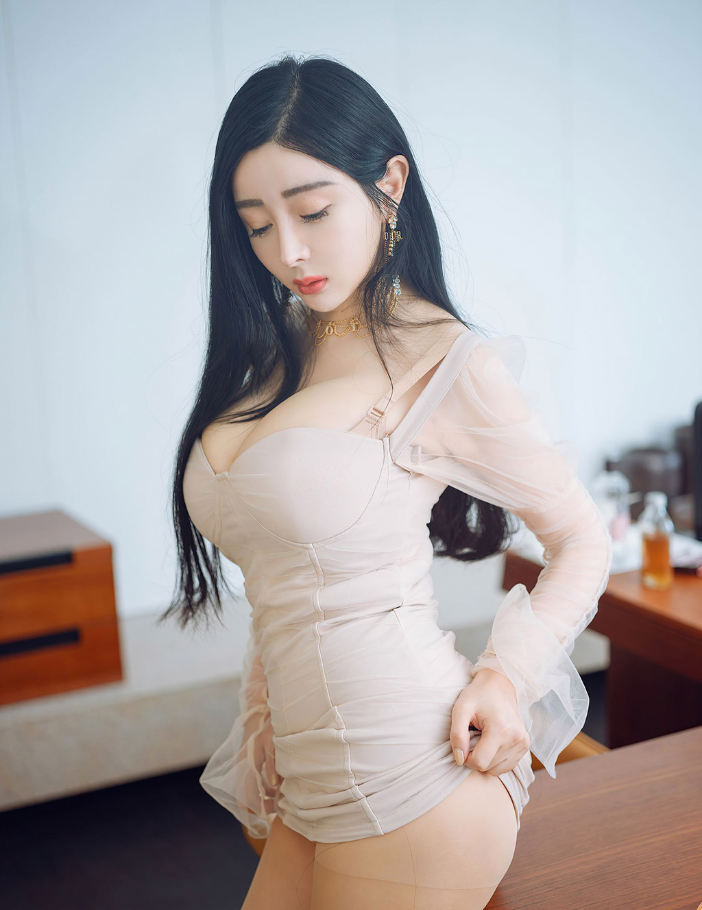 允尔肉丝的内衣与丝袜更衬出皮肤白皙细腻